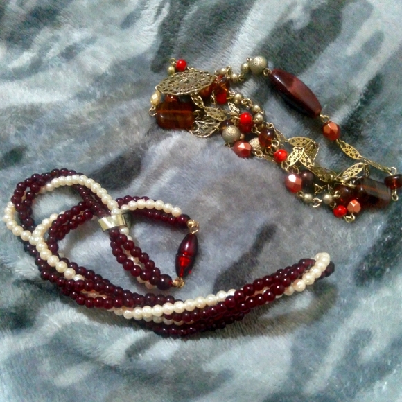 2 necklaces 1.long gold tone filigree/amber/purple beads 2. Is faux pearl/ruby - Picture 4 of 5